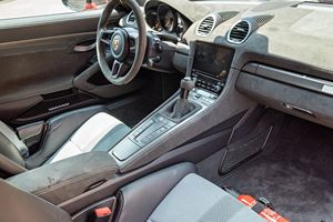 2023 718 Cayman GT4 RS MR Motor de 6 cilindros en línea de 4.0 litros, Kit de Carreras Manthey, Paquete Weissach, Color Rojo Guardias - Product Image 5