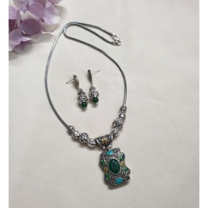 Ensemble collier en argent oxydé pour femme ethnique tribal pierre verte bijoux pendentif et boucles d'oreilles - Product Image 1