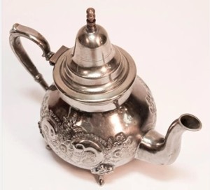 Théière en laiton de style Mughlai avec couvercle et doublure à l'intérieur poignée de concepteur de service pour la cuisine couleur laiton théière en laiton au design moderne - Product Image 1