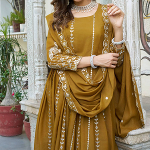 Conjunto de traje Anarkali largo bordado color mostaza Unity Luxure Premium con dupatta hasta el tobillo en tela de rayón y seda - Product Image 1
