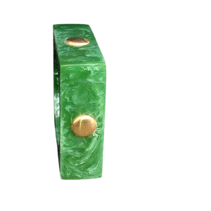 Bracelet en résine marbrée vert émeraude carré contemporain et écologique, épais, géométrique, en acrylique, avec détail clouté doré - Product Image 3