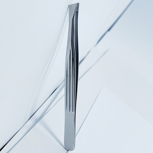 Pinzas para cejas pulidas con acabado inclinado de alta calidad con diferentes diseños - Product Image 1