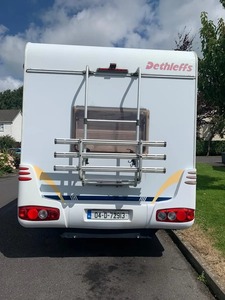 Camping-car d'occasion blanc à rayures bleues pour vacances en famille, véhicule de tourisme avec cabine supérieure - Product Image 3