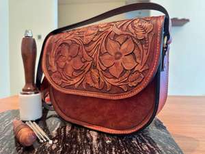 Sac à bandoulière sculpté à la main avec des fleurs, sac à main en cuir véritable à rabat marron, bandoulière longue réglable, pour femme - Product Image 2