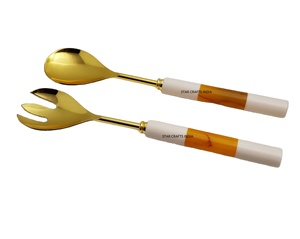 Cuillères de service plates en acier inoxydable plaquées or avec manche en résine pour mélanger et cuire la salade - Product Image 1