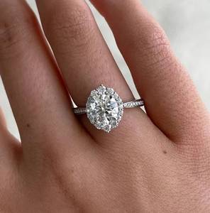 Bague de fiançailles élégante avec 7.5 MM brillant coupe ronde Moissanite Halo Solitaire et tige cathédrale avec accent demi éternité - Product Image 1