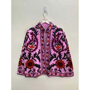 Chaqueta de Algodón Rosa Orchid Bostan, Chaqueta Bomber Transpirable con Bordado Suzani y Motivos de Paisley y Girasol para Primavera - Product Image 4