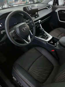 Toyota RAV4 SUV 2024 Usado, Edición de Lujo Automática, Volante a la Derecha, Gasolina, con Techo Panorámico y Asientos de Cuero, en Venta - Product Image 2