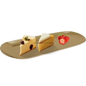 Plateau de service ovale en or élégant avec surface lisse et design élégant idéal pour présenter des desserts et des amuse-gueules magnifiquement - Product Image 1