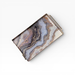 Plateau rectangulaire en agate naturelle de ton neutre avec des veines de cristal fluides et des poignées en or raffiné - Product Image 1