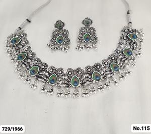 Collier et boucles d'oreilles traditionnels de qualité supérieure sertis de pierres multicolores idéales pour les mariages et les fêtes ethniques - Product Image 4