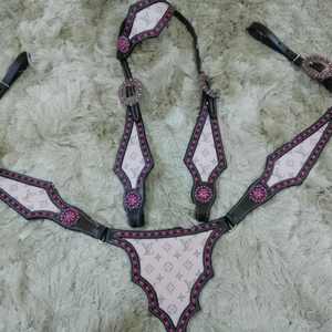 Ensemble de sellerie western en cuir véritable de haute qualité, tendance, avec incrustation imprimée personnalisée, têtière et collier de poitrine, quincaillerie en acier inoxydable pour l'équitation - Product Image 1