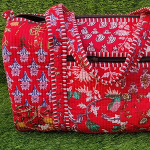 Sac de sport en coton de style bohème fait à la main pour femmes, fourre-tout de voyage à la mode avec poignée en tissu confortable - Product Image 1