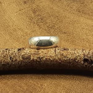 Bague en argent sterling massif 925 Demi-ronde Artisan Fabriquée avec un réglage invisible Bague Tribal Designer - Product Image 1
