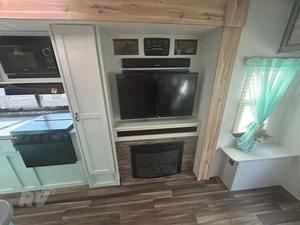 Autocaravana Usada en Excelentes Condiciones, H-I-G-H-L-A-N-D RV OPEN R-A-N-G-E 272RLS, Modelo 2017, Alto Rendimiento, 36 pies de Largo, 2000 kg de Carga Útil, Color Oscuro, en Venta - Product Image 4