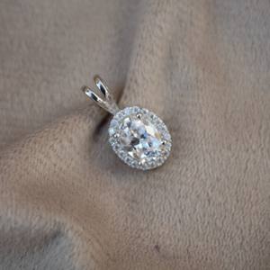 จี้เพชรโมอิสซาไนต์ทรงรี เงินแท้ 925 ประดับเพชรโมอิสซาไนต์แบบ 4 กรงเล็บ สำหรับผู้หญิง - Product Image 4