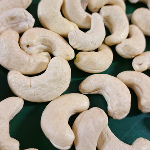 Anacardos listos para enviar Kaju Badam frutos de cáscara SANTIGO anacardos W240 OEM, embalaje ODM - Product Image 1