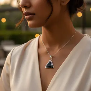 Collar con Colgante Triangular de Ónix Chapado en Rodio Oro Rosa para Mujer - Product Image 2