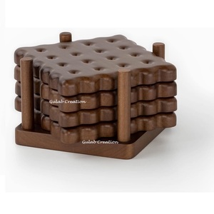 Juego de 4 posavasos cuadrados de madera de mango marrón oscuro con diseño de galletas y soporte a juego para una Decoración de mesa elegante - Product Image 1