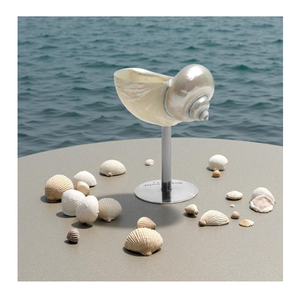 Elegante copa de vino de concha marina con diseño inspirado en el océano, perfecta para bodas en la playa y cenas costeras - Product Image 1