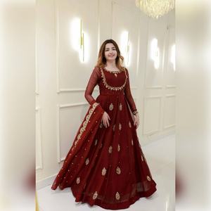 ชุดเดรสผ้าจอร์เจตต์สุดหรู พร้อมผ้าคลุมไหล่ งานปักเลื่อมประณีต พร้อมใส่ได้ทั้งฤดูร้อนและฤดูหนาว แห้งเร็ว เหมาะสำหรับงานปาร์ตี้ งานแต่งงาน และชุดพื้นเมือง - Product Image 1