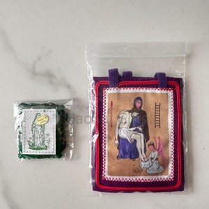 El Escapulario Morado Original de Marie-Julie Jahenny Hecho de Lana con Imagen a Todo Color Escapulario de Bendición y Protección - Product Image 6