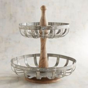 Support à cupcakes et desserts à 2 niveaux en métal argenté galvanisé au design fabuleux avec poignée en bois sculpté à prix abordable - Product Image 6