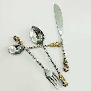 Ensemble de cuillère et fourchette de serveur de salade en argent poli décor de Table de mariage vaisselle feuille en relief avec poignée d'extrémité de fleur ensemble de couverts - Product Image 4