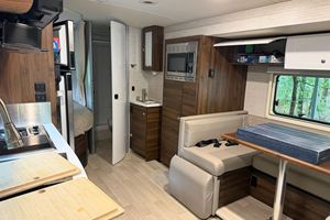 รถบ้านมือสองปี 2020 รุ่น Spriinter 3500XD Winnebago View 24J Class-C - Product Image 5