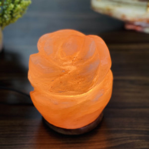 Lampe en sel naturel de l'Himalaya en gros en forme de fleur de rose avec base en bois classique - Product Image 6