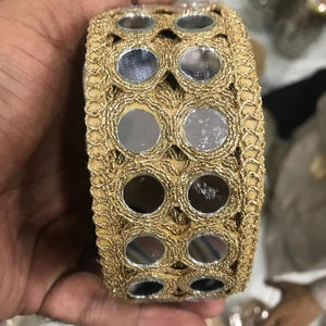 Embellecedor de encaje bordado con espejo personalizado para bolsas de ropa de lujo Accesorio listo para festivales brillantes y audaces con trabajo de espejo brillante - Product Image 1