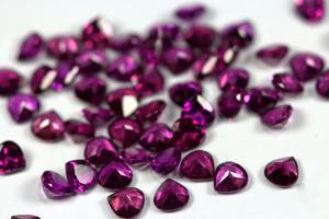 Pierre précieuse en forme de cœur à facettes en rhodolite naturelle - Product Image 3