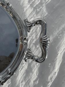 Bandeja de Servicio Ovalada de Metal con Acabado Plateado Clásico y Asas Decorativas para Hoteles, Restaurantes, Servicio de Buffet y Uso Diario en el Hogar - Product Image 6