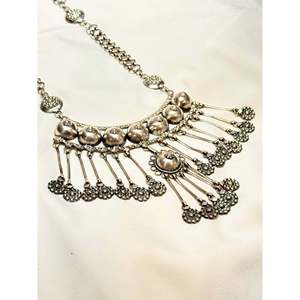 Collar de Plata 925 de Inspiración Tribal Tridha con Borlas, Corona y Cadenas de Cuentas en Forma de Número, con Perlas, Ideal para Fiestas o Regalos Religiosos - Product Image 3