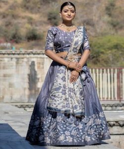 Superbe Lahenga Choli noir pour la soirée dansante de nuit Navratri avec broderie lourde Chunni et robe élégante en velours - Product Image 3