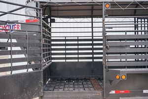 Remolque ganadero de 3 ejes con pared lateral desmontable, valla de transporte para ganado, para ovejas, caballos, vacas, cerdos, uso en exteriores - Product Image 5
