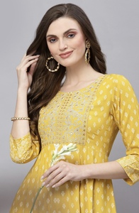 ชุดเดรสอานาร์กาลีสีเหลืองมัสตาร์ด ดีไซน์หรูหรา ลายปักบูติสีขาว ปักลายอย่างประณีตที่คอเสื้อ คอกลม แขนสามส่วน - Product Image 4