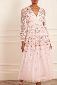 Robe longue col en V ornée de fleurs avec manches longues pour soirée occasionnelle en tenue de club avec logo à l'avant - Product Image 6