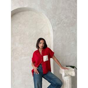 Camisa de Lino para Mujer Topshow con Aplique de Bolsillo Rojo, Blusas y Camisas de Lino Crudo al por Mayor - Product Image 4