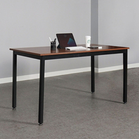 Table à manger moderne au design industriel avec plateau en verre et base en métal réglable en hauteur pour la salle à manger