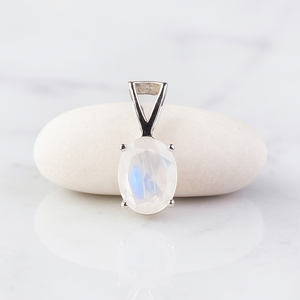 Colgante Ovalado Clásico de Plata de Ley Minimalista Hecho a Mano con Baño de Rodio y Piedra Lunar, Joyería Fina, Regalo Unisex - Product Image 1