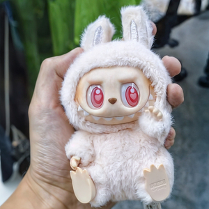 Portachiavi in morbido peluche Labubu Have a Seat, leggero oggetto da collezione - Product Image 6