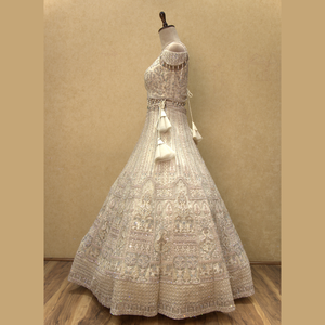 Marfil Lehenga con diamante brillante y Beat bordado a mano belleza atemporal para bodas y funciones de la India al por mayor - Product Image 5
