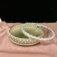 Plateau décoratif rond moderne en acrylique plaqué argent avec artisanat en métal en laiton doré de