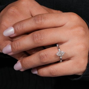 Bague personnalisée de luxe en or 14 carats avec bande torsadée et sertissage à griffes, pour fiançailles et mariage, ornée de diamants de laboratoire taille marquise et taille ronde, vente en gros - Product Image 3
