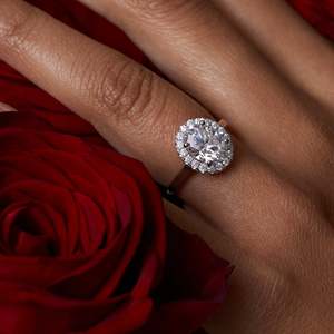 Bague de fiançailles SHREYA DIAM en moissanite taille ovale avec halo, couleur D, pureté VVS, sertissage à griffes, en argent sterling 925 - Product Image 1