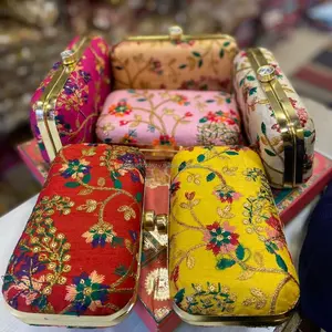 Magnifiques pochettes en satin brodées multicolores faites à la main avec chaîne d'épaule et serrure pour femmes - Product Image 1