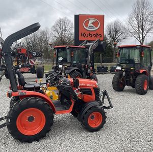 Tondeuse à gazon Kubota 4x4, petit tracteur avec chargeur frontal. - Product Image 6