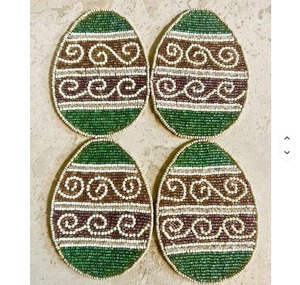 Ensemble de 4 dessous-de-verre carrés brodés à la main avec fleurs en perles, décoration de table à prix avantageux - Product Image 1