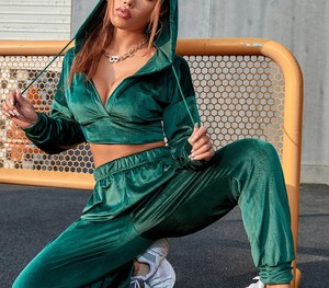 Custom Drawstring Drop Shoulder Crop Velvet Hoodie & Elastic Waist Velvet Sweatpants Crop Top V Shape Hoodie 2 Piece Tracksuit - Product Image 5